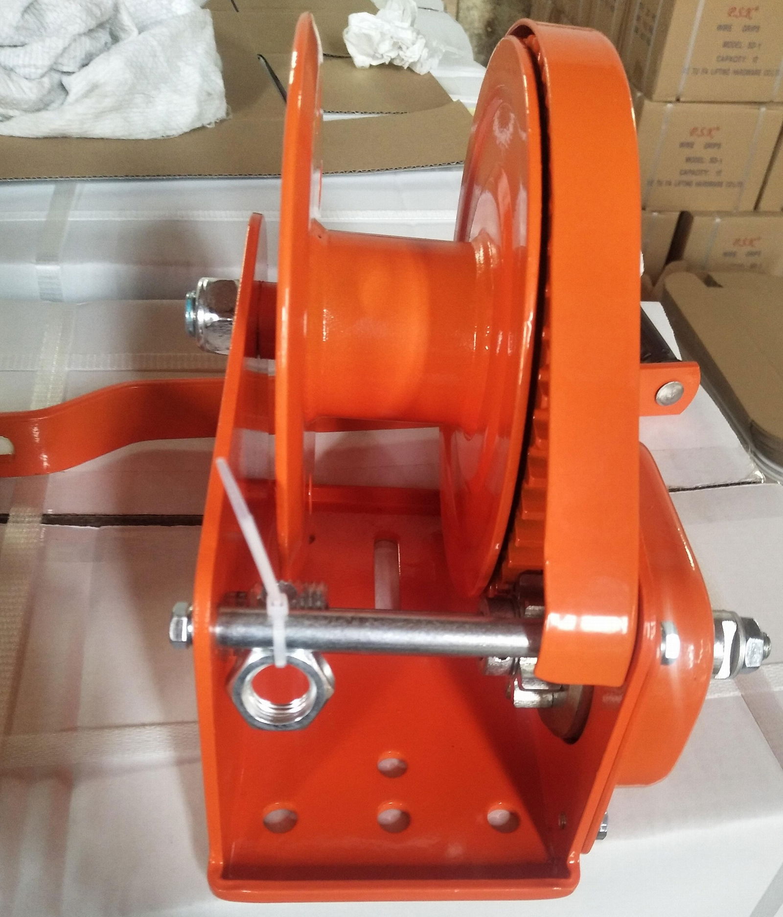 1800 lbs hand winch with auto brake 2