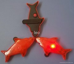 “魚形”閃爍的胸徽燈