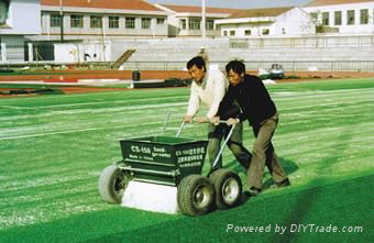 Sand spreader for artificial grass