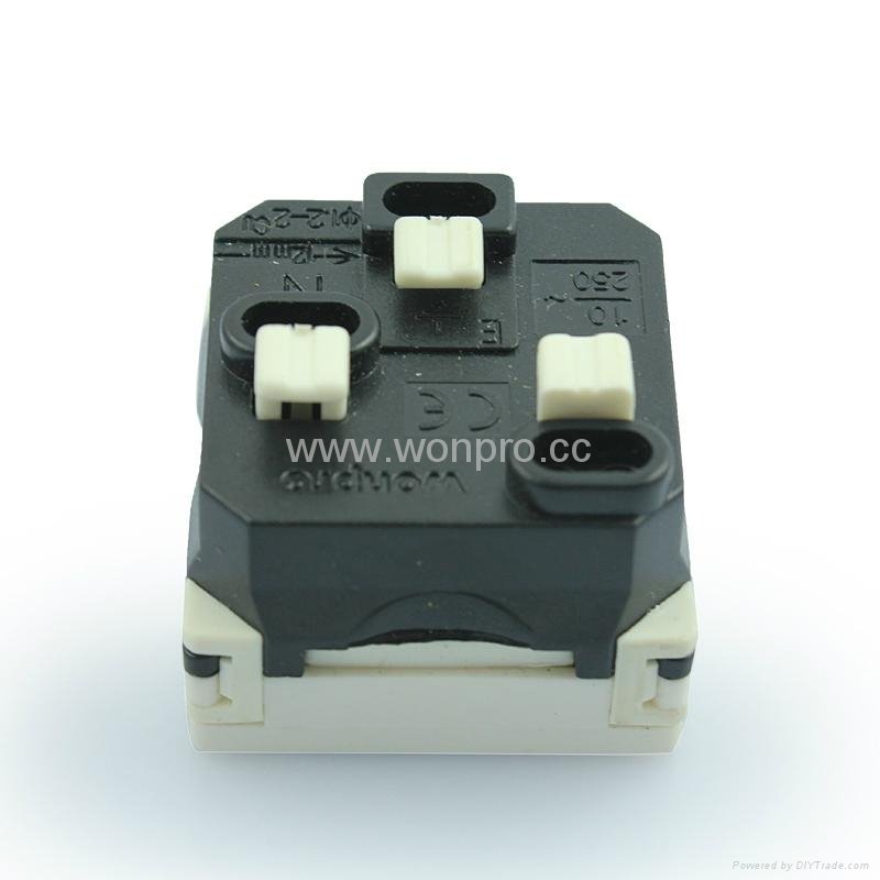 Universal receptacle module in white 2P+E10A250V(R4-W) 3