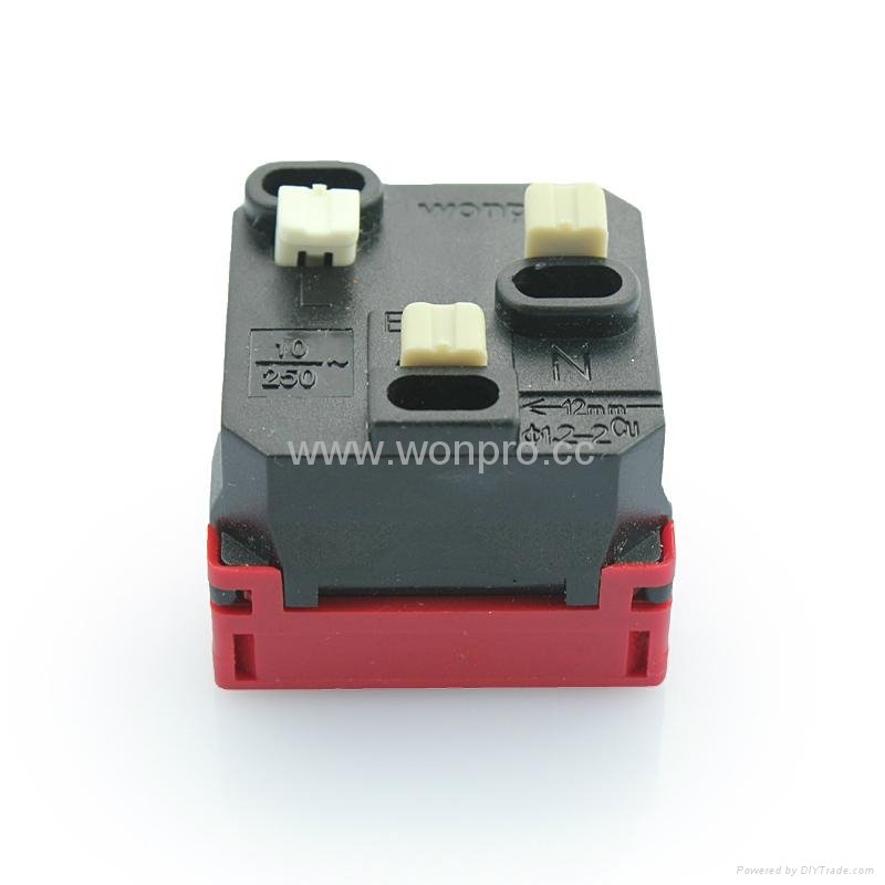 Universal receptacle module in red 2P+E(R4-R) 2