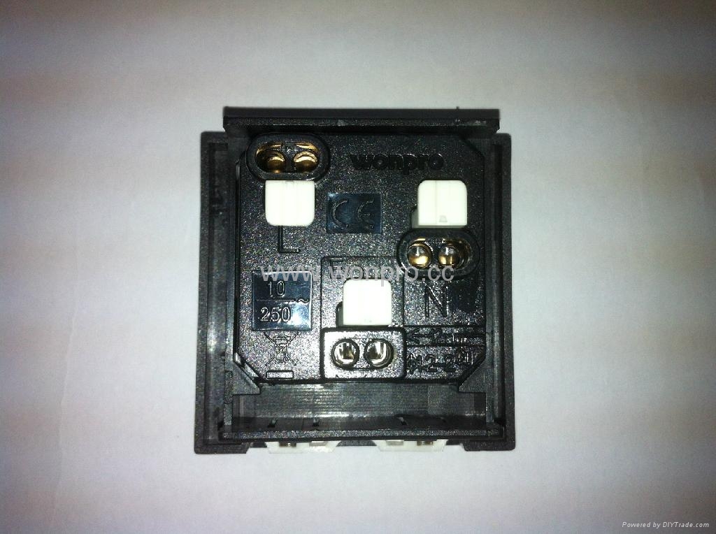 英卡入式工业用一位万用插座带保护门黑色2P+E(BSF-R4S-BK 白色门 10A) 2