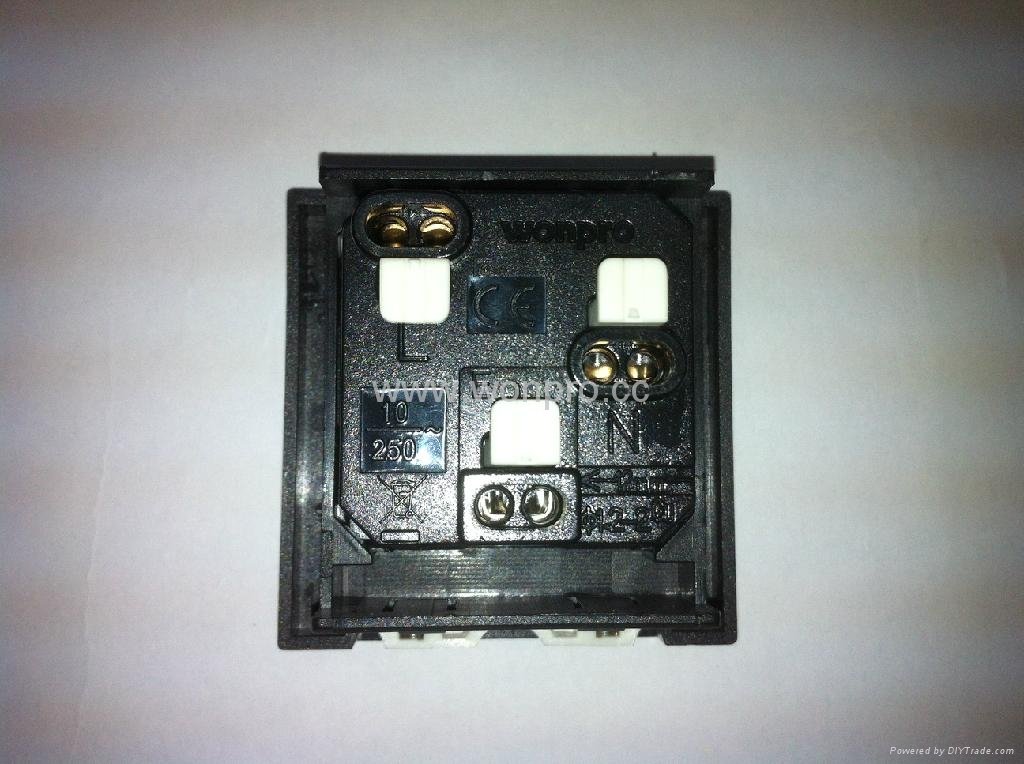 英卡入式工業用一位萬用插座帶保護門黑色2P+E(BSF-R4S-BK 白色門 10A) 2