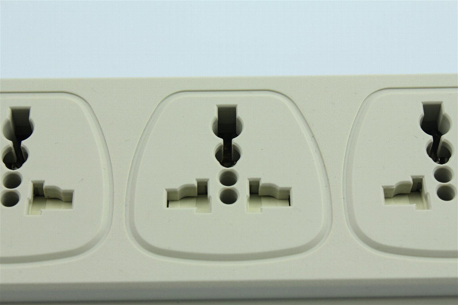 防雷型三位全球通安全插座延长线带IEC C14接口 排插 中间转换器  3