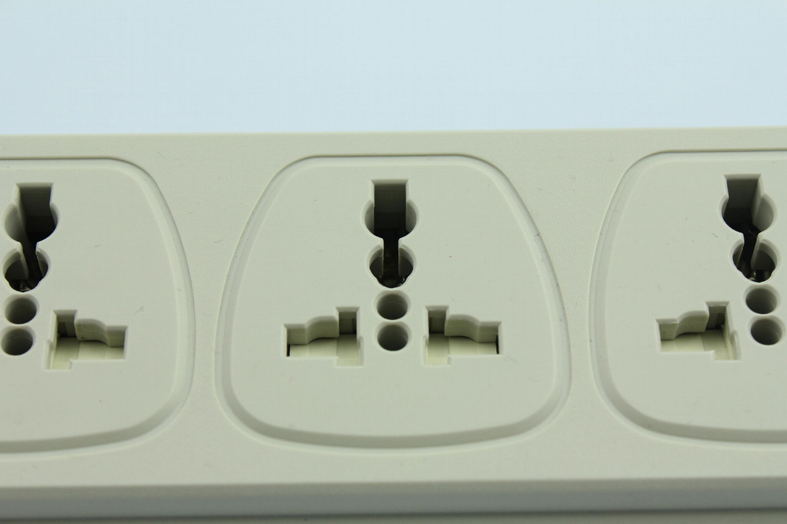 3 gang Universal Outlet Power Strip with IEC C14 port 3