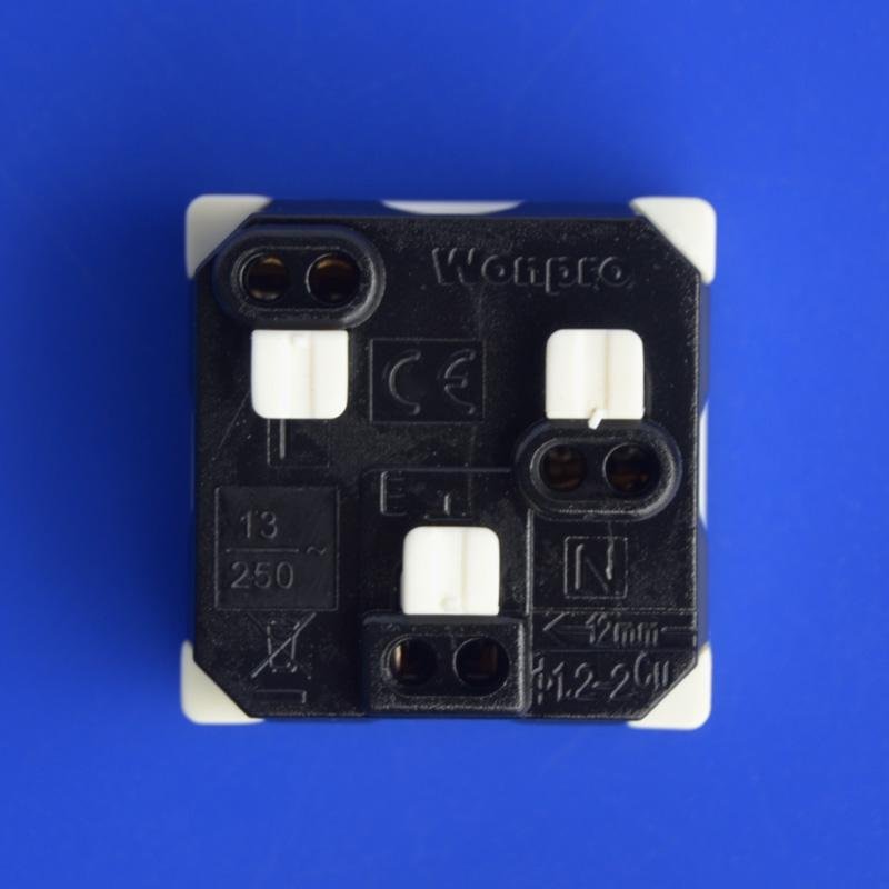 BS socket-outlets in white 2P+E(R7-W) 9