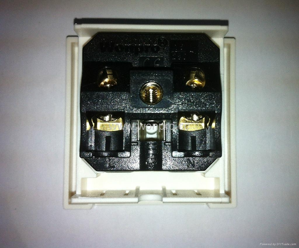 英卡入式工業用一位萬用插座帶鎖線螺絲(BSF-R4T-W 16A) 2