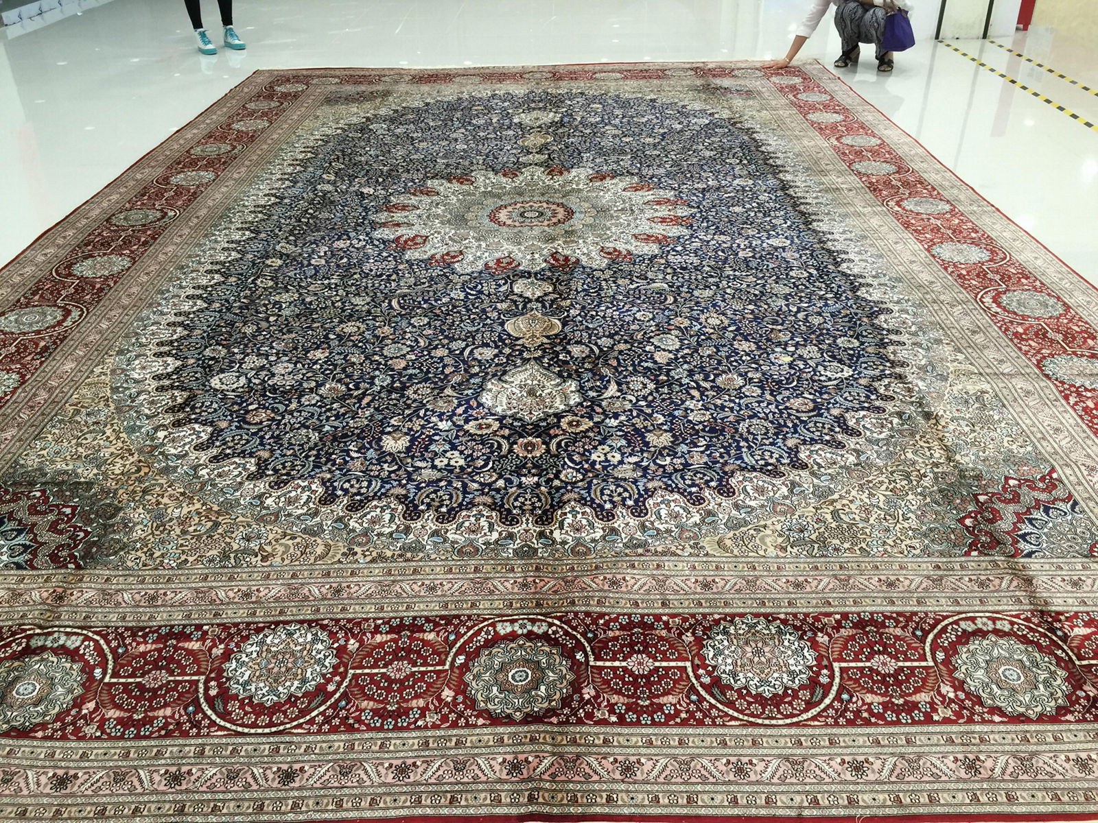 Persian Splendor and noble large Persian carpets, Tapis de soie fait main 2