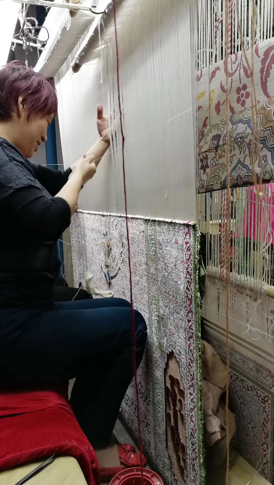 Production of large-scale handmade wall carpets and tapestries 3
