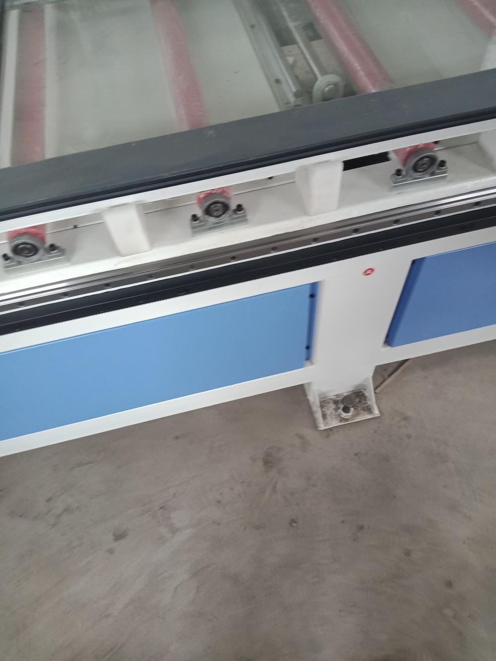 Fully automatic glue machine for doors and windows 4