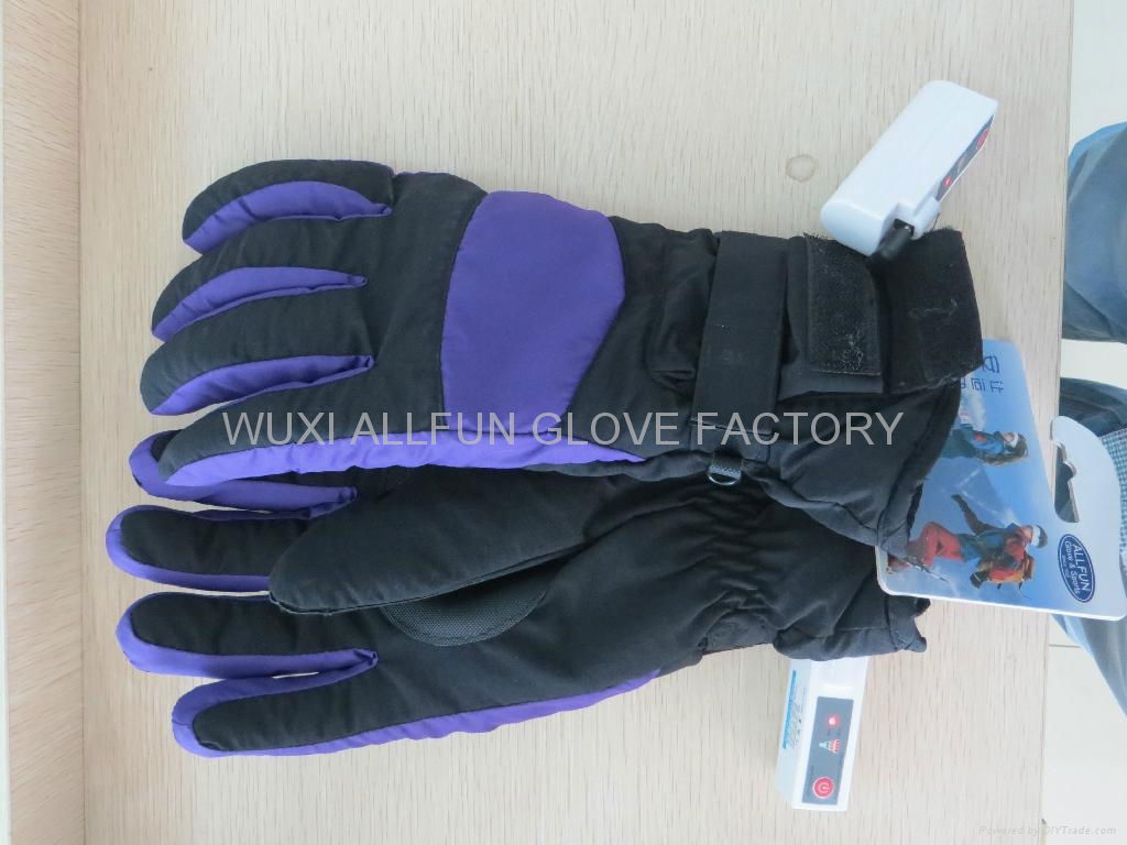Waterproof Rechargeable Heated Gloves with lithium batteries 4
