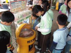 COTTON CANDY VENDING MACHINE 4