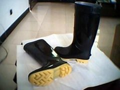 Ordinary men's boots(A) or rubber boots,wellies