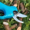 Battery scissors for pruning
