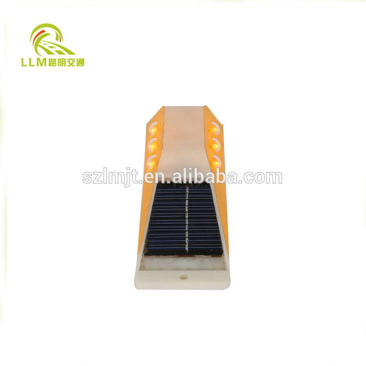 Trapezoid solar powered delineator road guardrail stud reflector 3