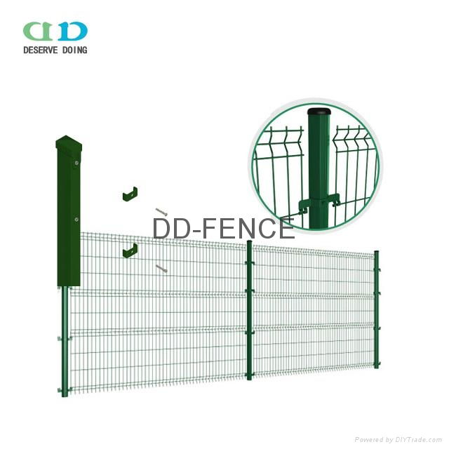 Welded wire mesh fence