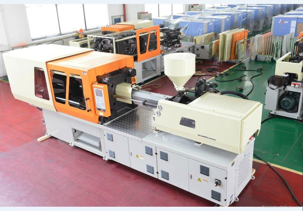 Plastic Injection Molding Machine (YH268) 2