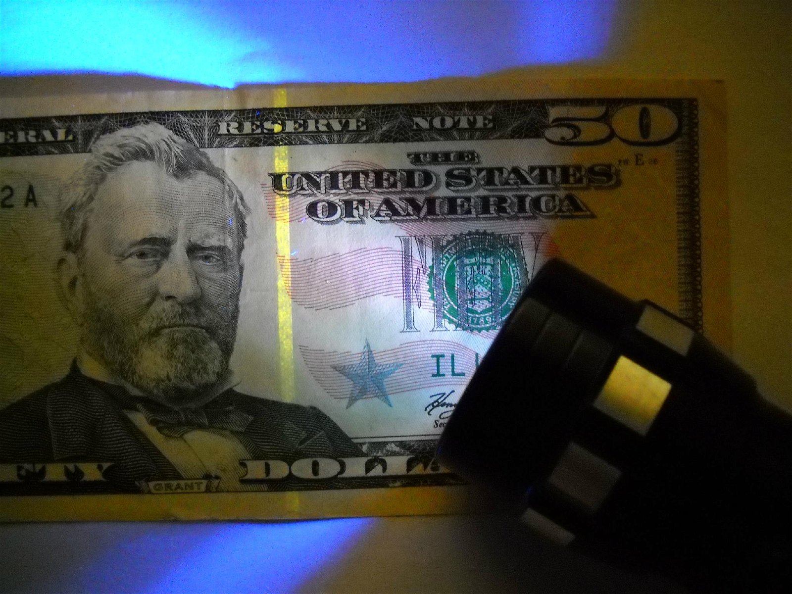  Money Detector Flashlight 2