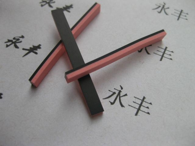 廠家專業生產導電膠條進口硅膠材質。 4