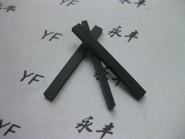 廠家專業生產導電膠條進口硅膠材質。 5