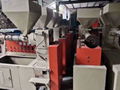 Melt spraying cloth extruder