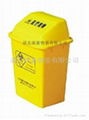 Medical clamshell trash can