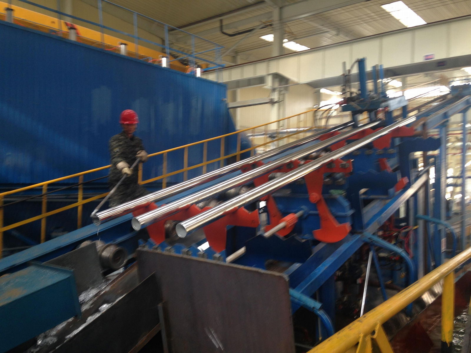 Fully automatic galvanizing plant for steel tube pipe