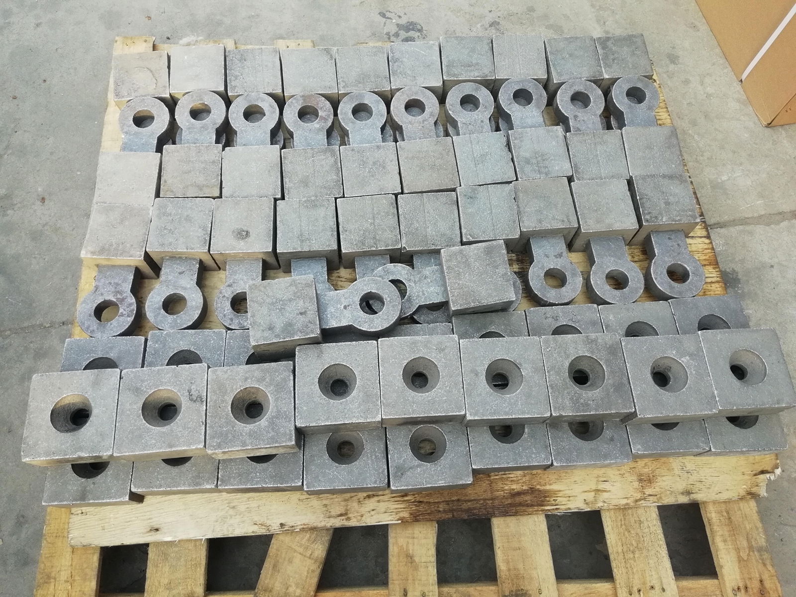 Tungsten titanium alloy embedded in hammer head of crusher