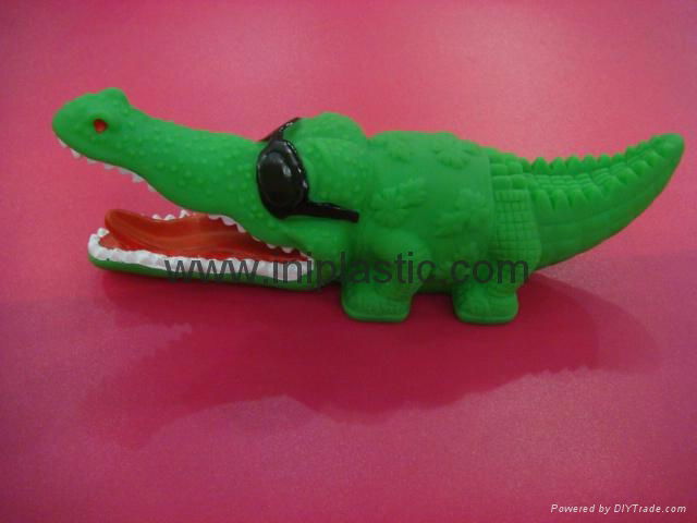 we make vinyl crocodile PVC crocodiles toys tiger vinyl fish squirting fish  2