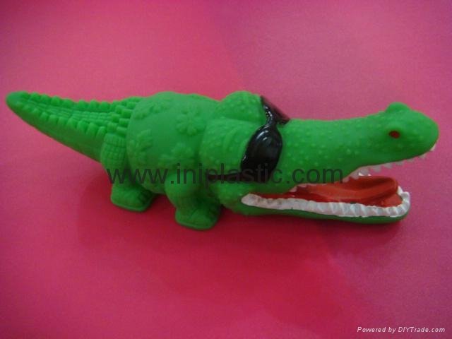 we make vinyl crocodile PVC crocodiles toys tiger vinyl fish squirting fish  4