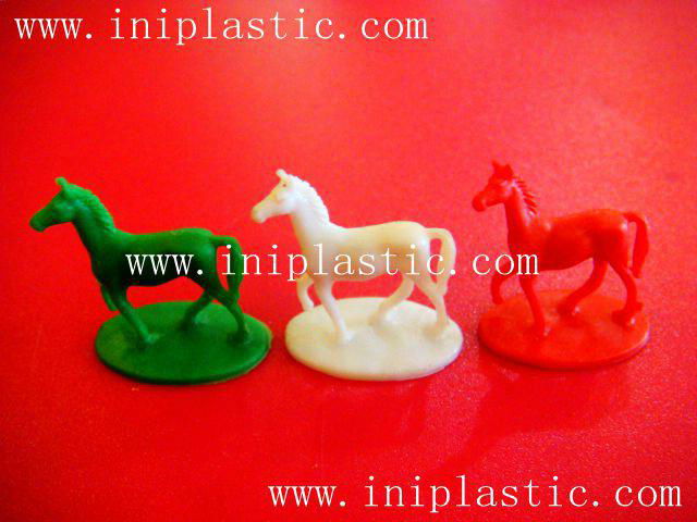 我们是玩具生产厂家供应游戏配件马仔|塑料小马|塑胶马仔|塑料战马