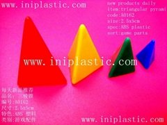 我們是一家塑膠制品廠可開模具生產多種塑料三稜錐幾何體教學用品