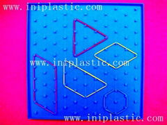 我们是一家塑料制品生产厂家可提供多种过头钉子板配多色橡皮筋