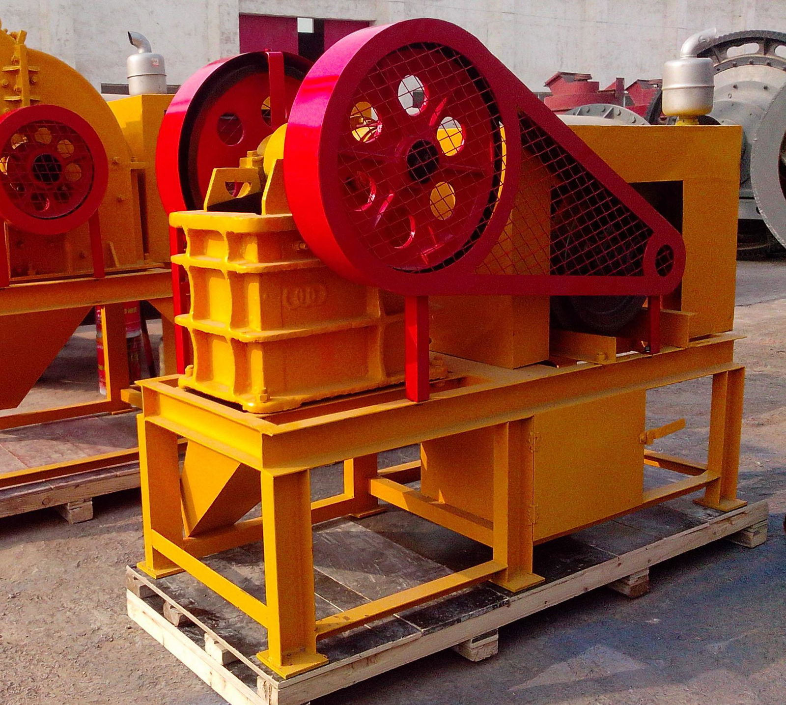   PE200x300 small  stone jaw crusher for laboratory with diesel engine 4