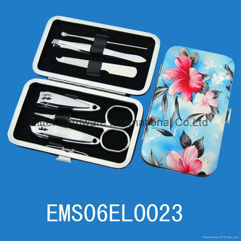 Hot sale manicure kit in case with different pattern 